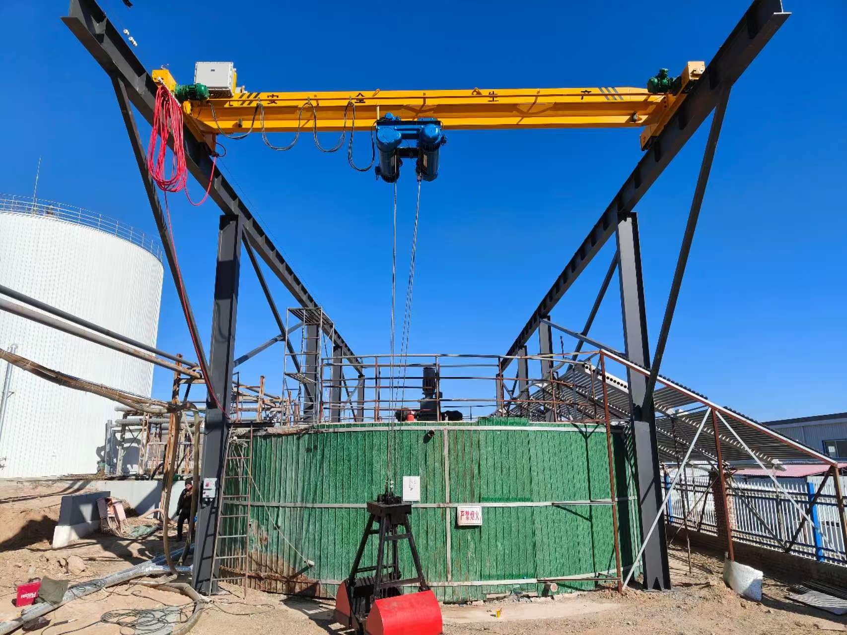 山东鲁起重工｜单梁抓斗起重机：高效物料搬运的 “车间利器